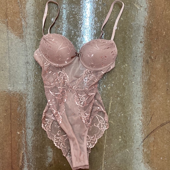 NWOT NUDE COLOR SZ SMALL THONG LACE LINGERIE BODY SUIT WITH BUILT IN PUSH UP BRA - Picture 1 of 4